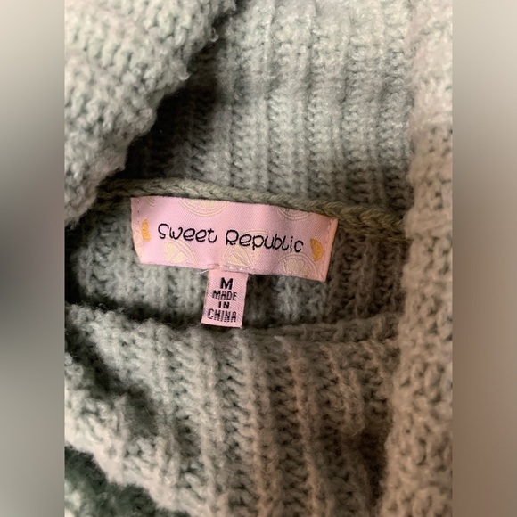 Spring Green Turtle Neck - Picture 3 of 3